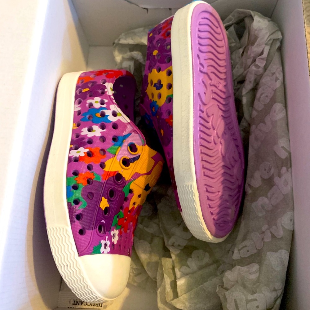 Native size 4 shoe